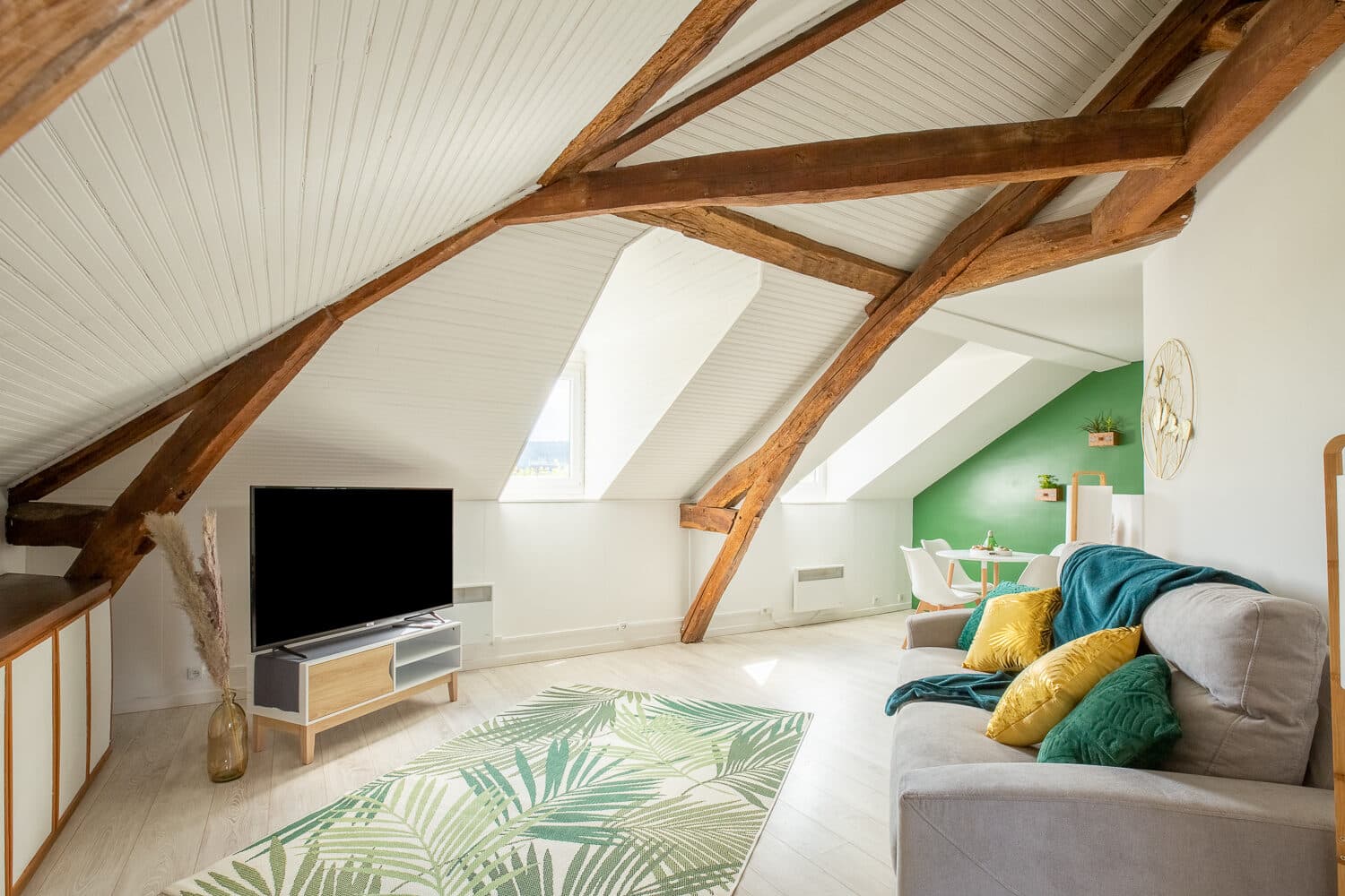 Salon d'un appartement Airbnb géré par Homedesir à Vernon-Giverny — décoration cosy et lumineuse