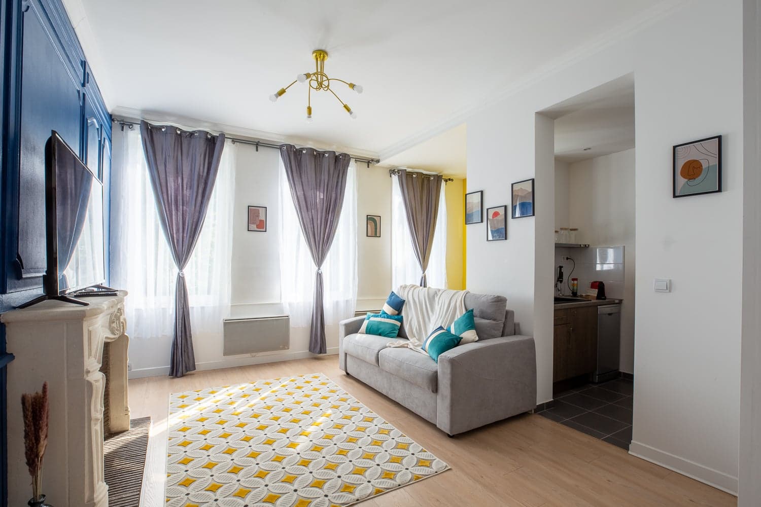 Salon décoré par Homedesir — intérieur optimisé pour la location courte durée