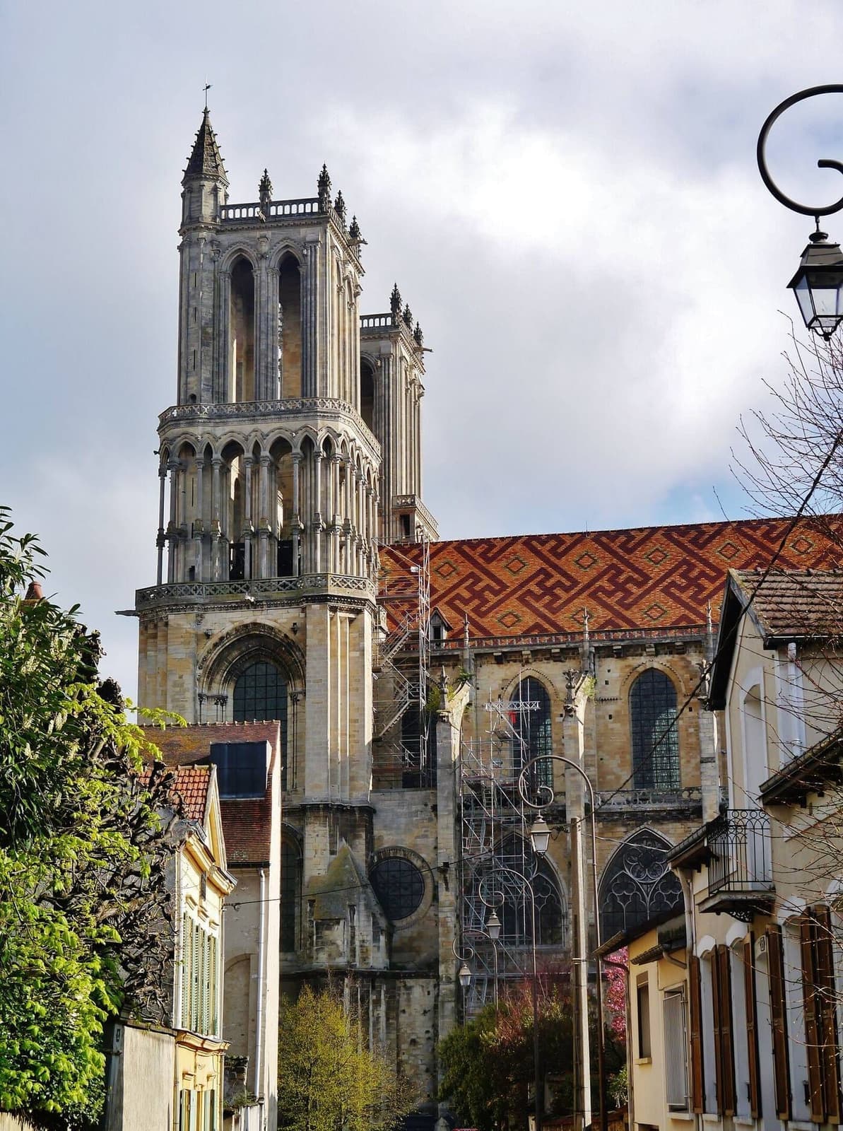 Collégiale Notre-Dame de Mantes-la-Jolie, centre-ville en zone tendue