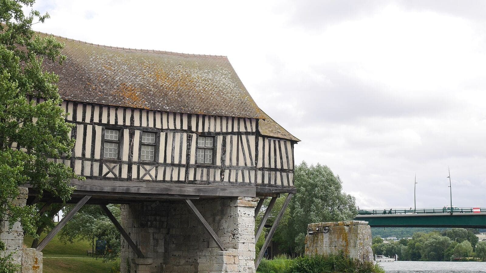 Le Vieux Moulin de Vernon sur la Seine — maison à colombages emblématique de Normandie