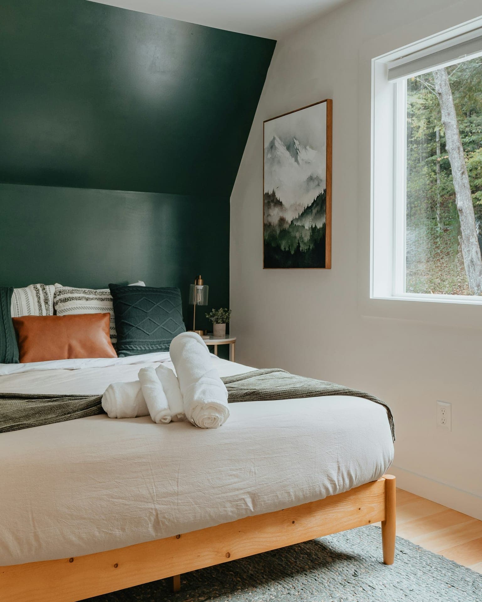 Chambre d'Airbnb aux draps blancs hôteliers et décoration soignée