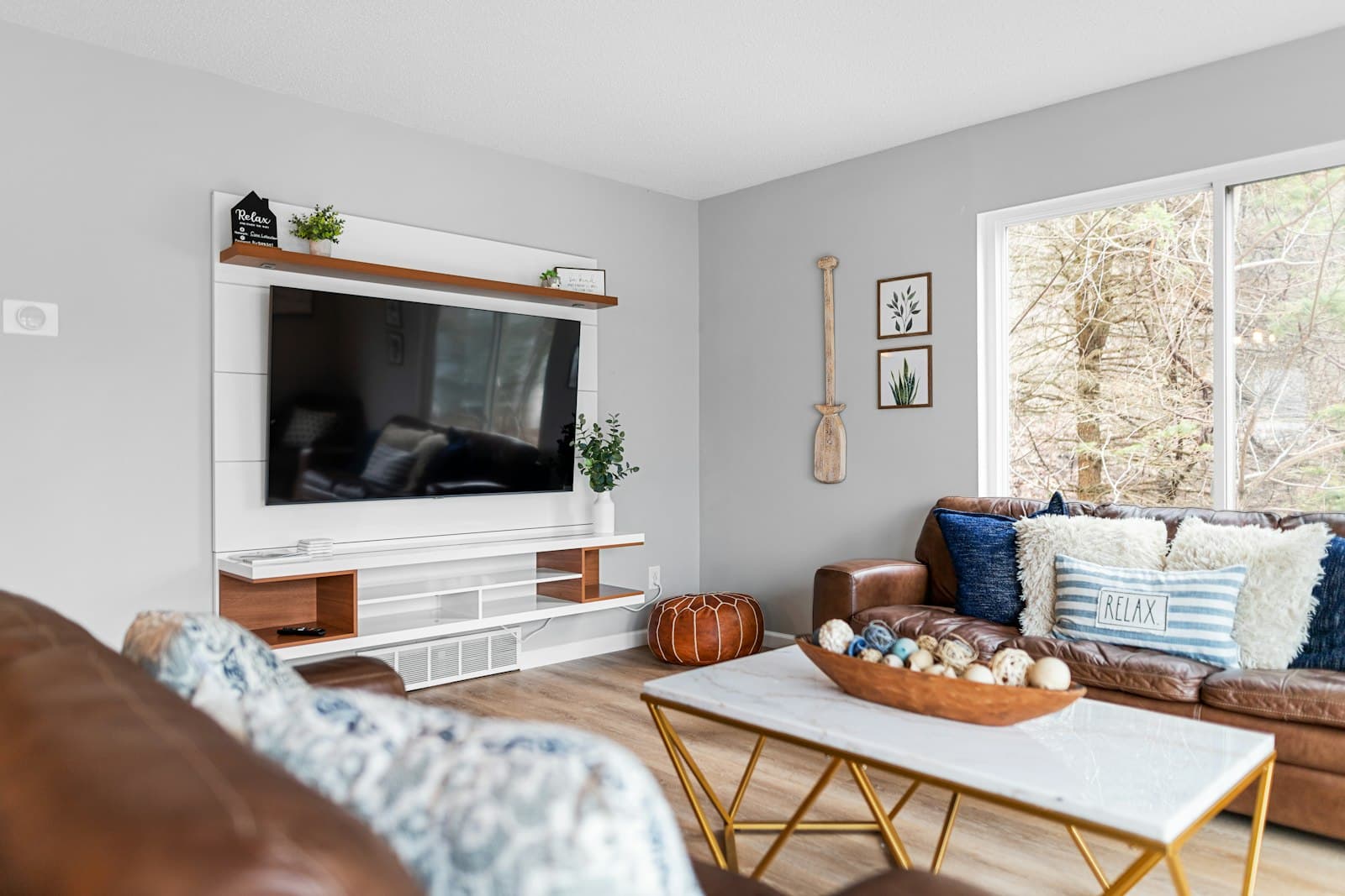 Salon d'un Airbnb décoré avec soin — tons neutres, textures et éclairage d'ambiance