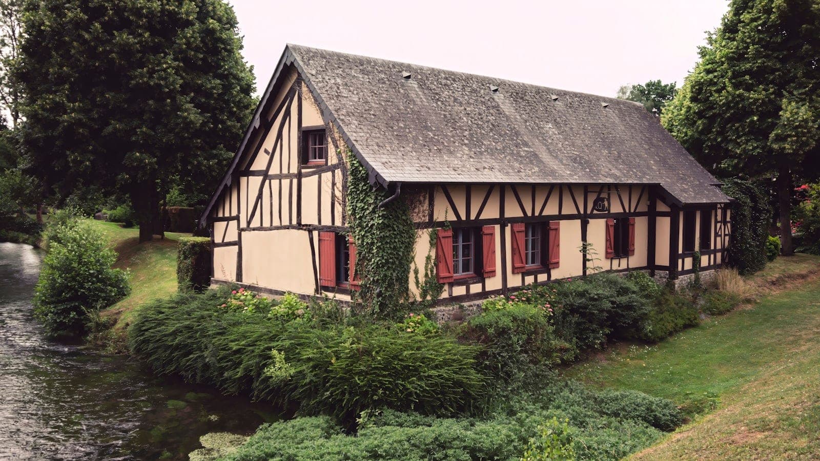 Maison en pierre traditionnelle de Normandie, typique du parc immobilier Vernon-Giverny
