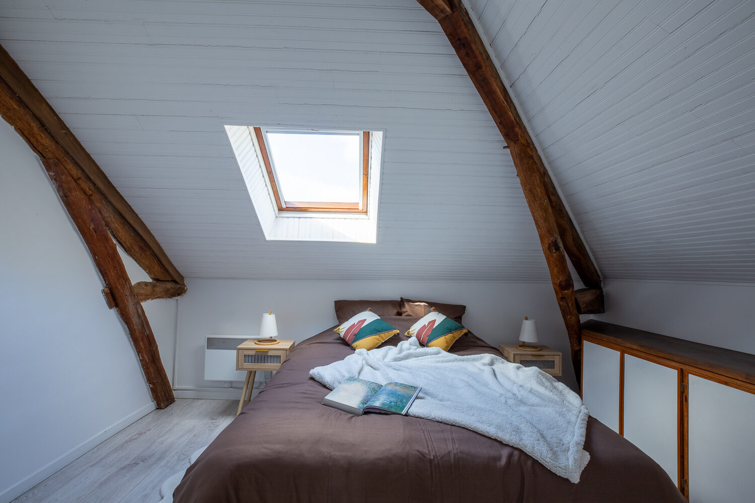 Chambre d'un Airbnb géré par Homedesir à Vernon après ménage hôtelier