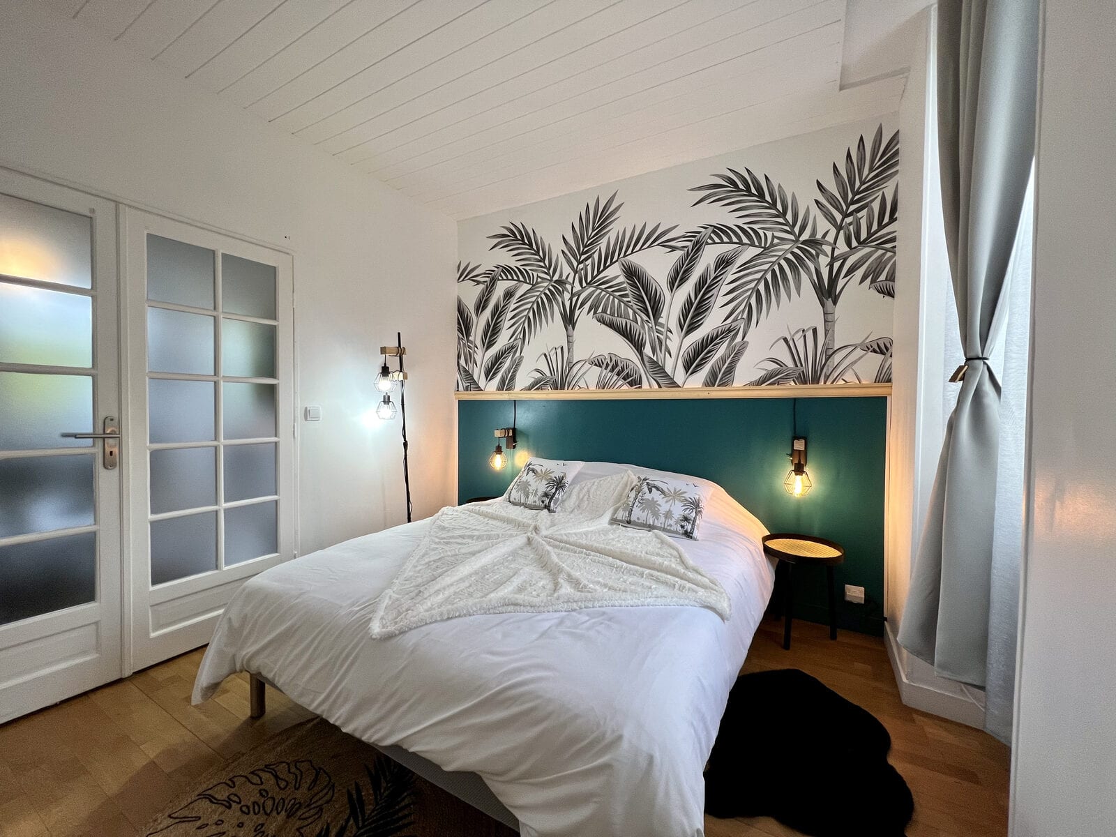 Intérieur d'un Airbnb de charme géré par Homedesir — chambre au papier peint tropical