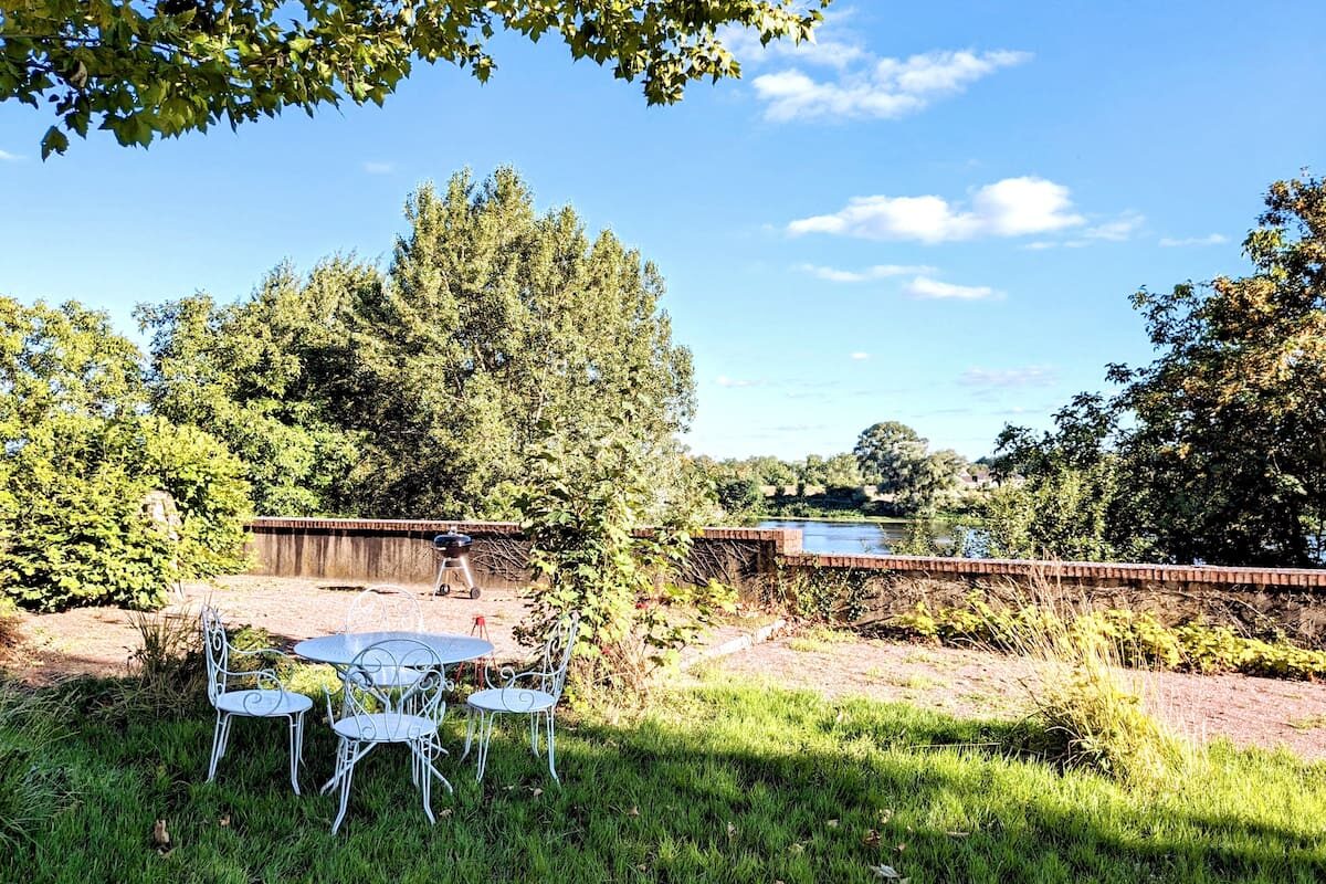 Jardin d'une villa avec espace détente dans le secteur des Andelys