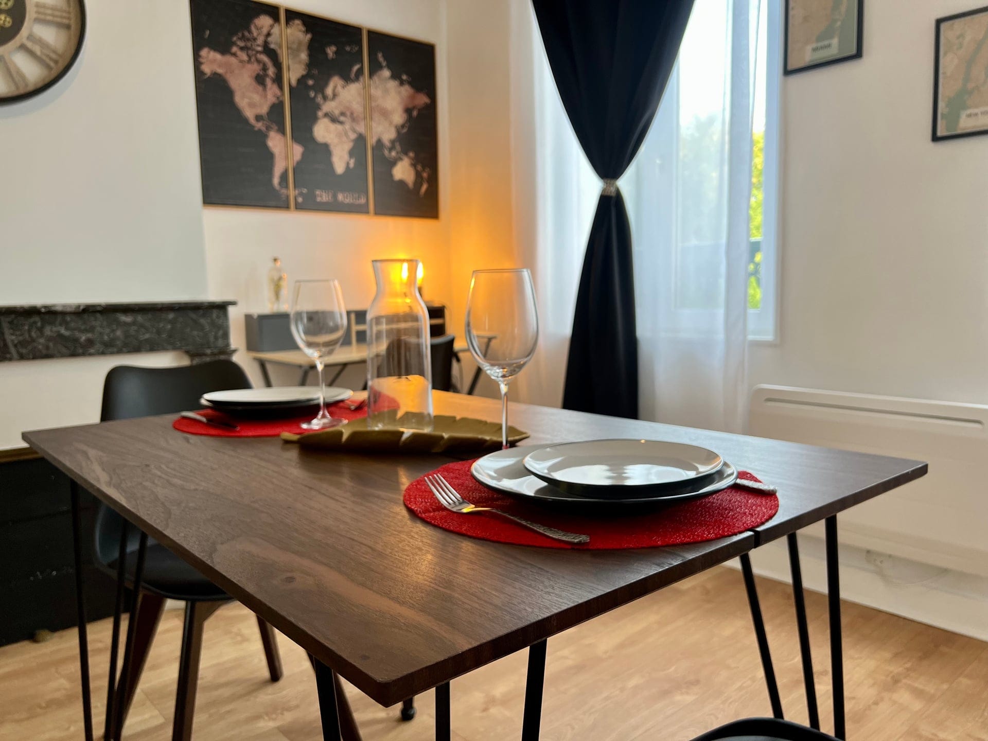 Table dressée dans un intérieur décoré par Homedesir, verres à vin, bougies, ambiance soirée