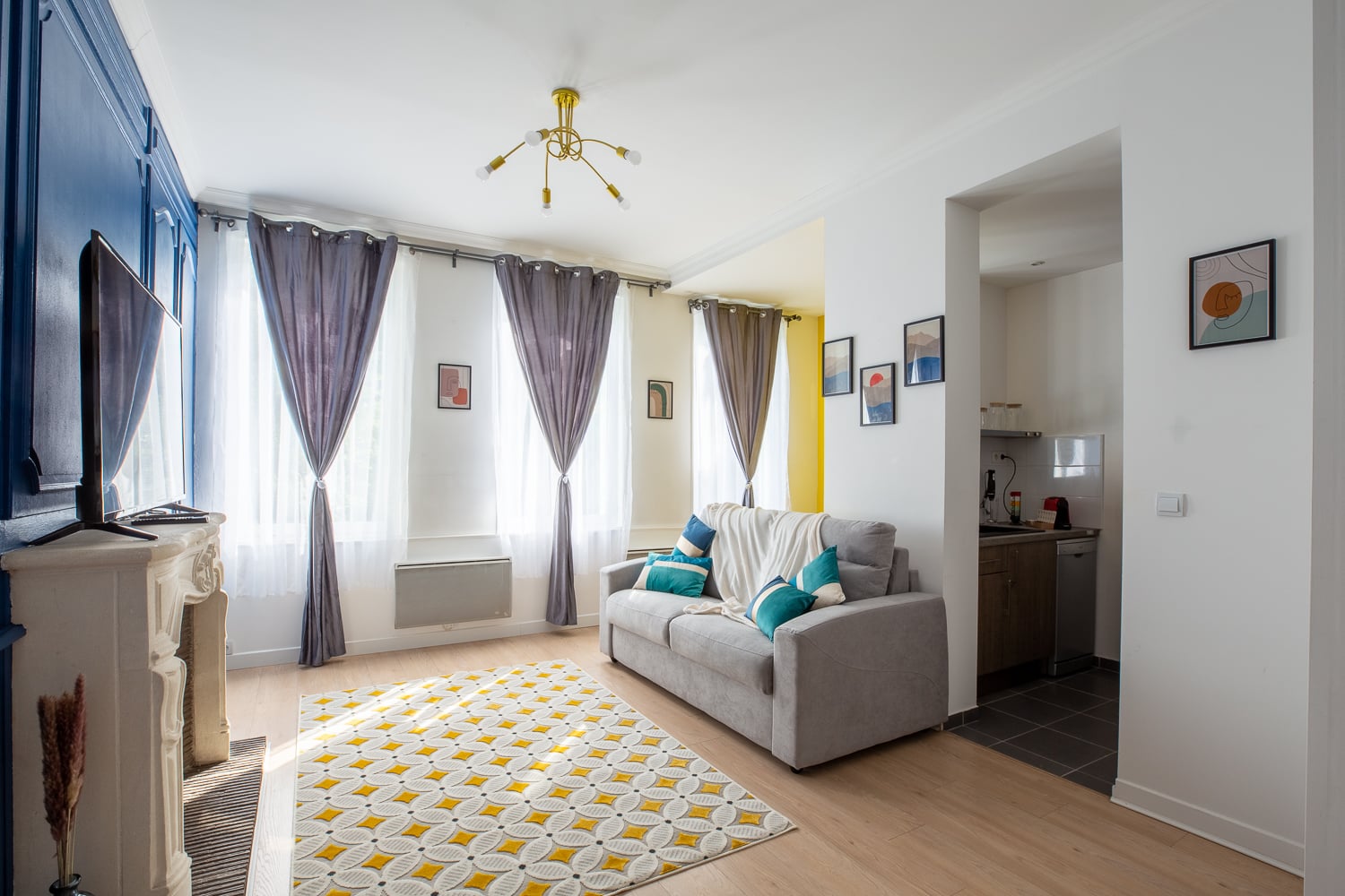 Salon décoré par Homedesir, intérieur optimisé pour la location courte durée