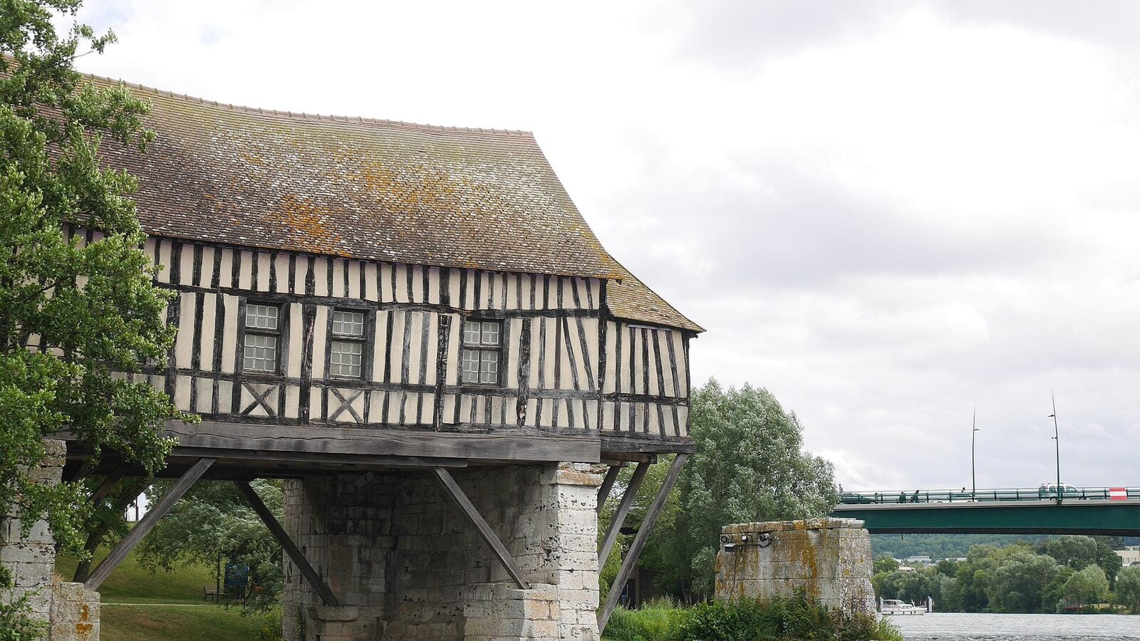 Le Vieux Moulin de Vernon sur la Seine, monument emblématique à colombages