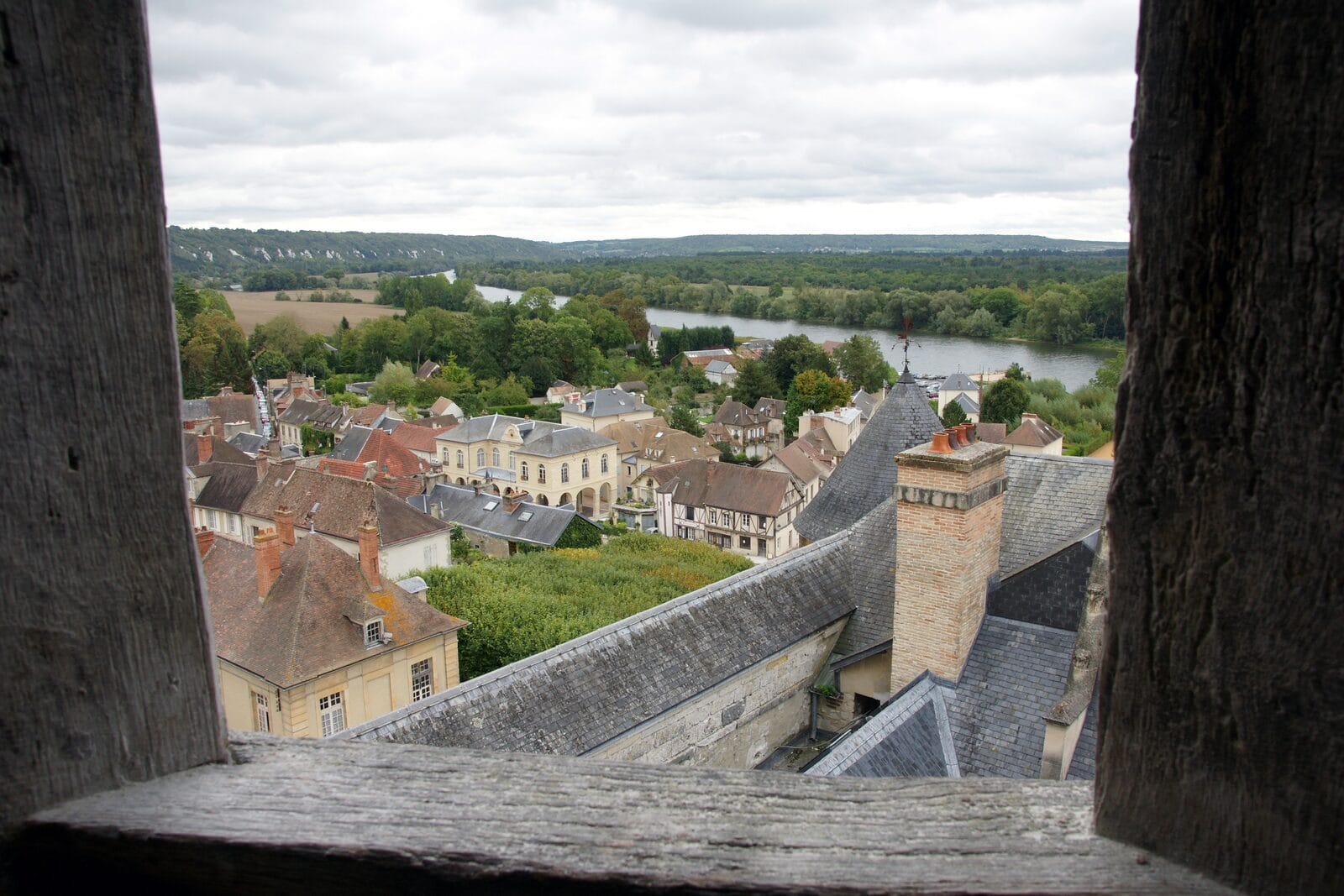 Le Château de La Roche-Guyon adossé à la falaise crayeuse au-dessus du village, Plus Beau Village de France, Val-d'Oise