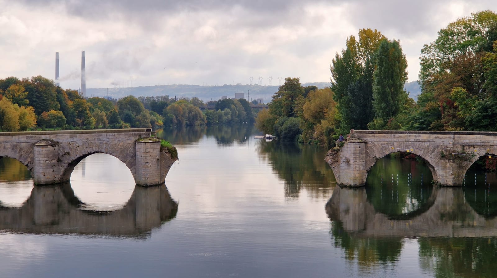 Le Vieux Pont médiéval de Limay sur la Seine, classé Monument Historique, vue depuis l'Île aux Dames, Yvelines