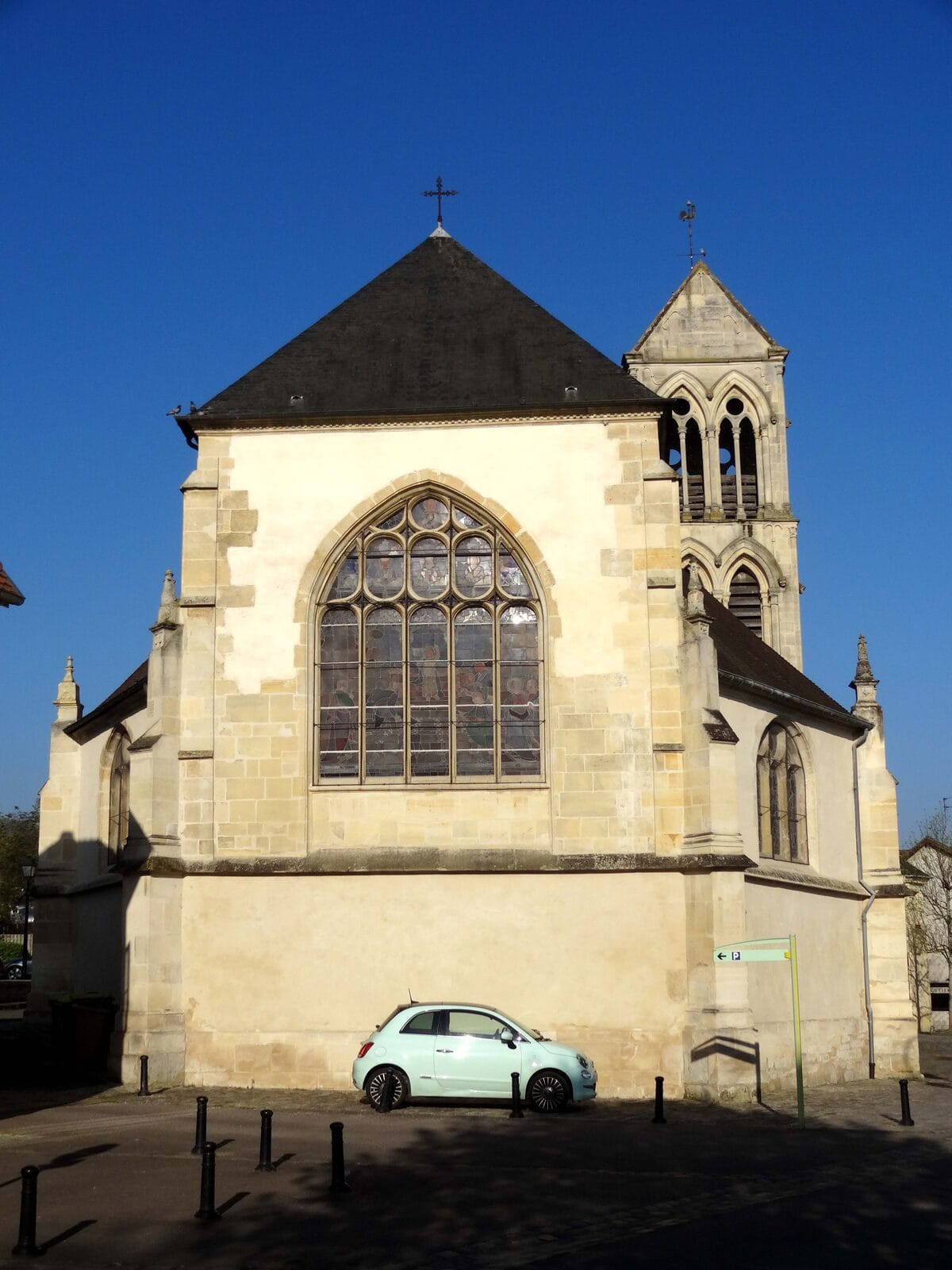 Le village de Mézières-sur-Seine et son église Saint-Nicolas (XIIIe, classée MH), Yvelines