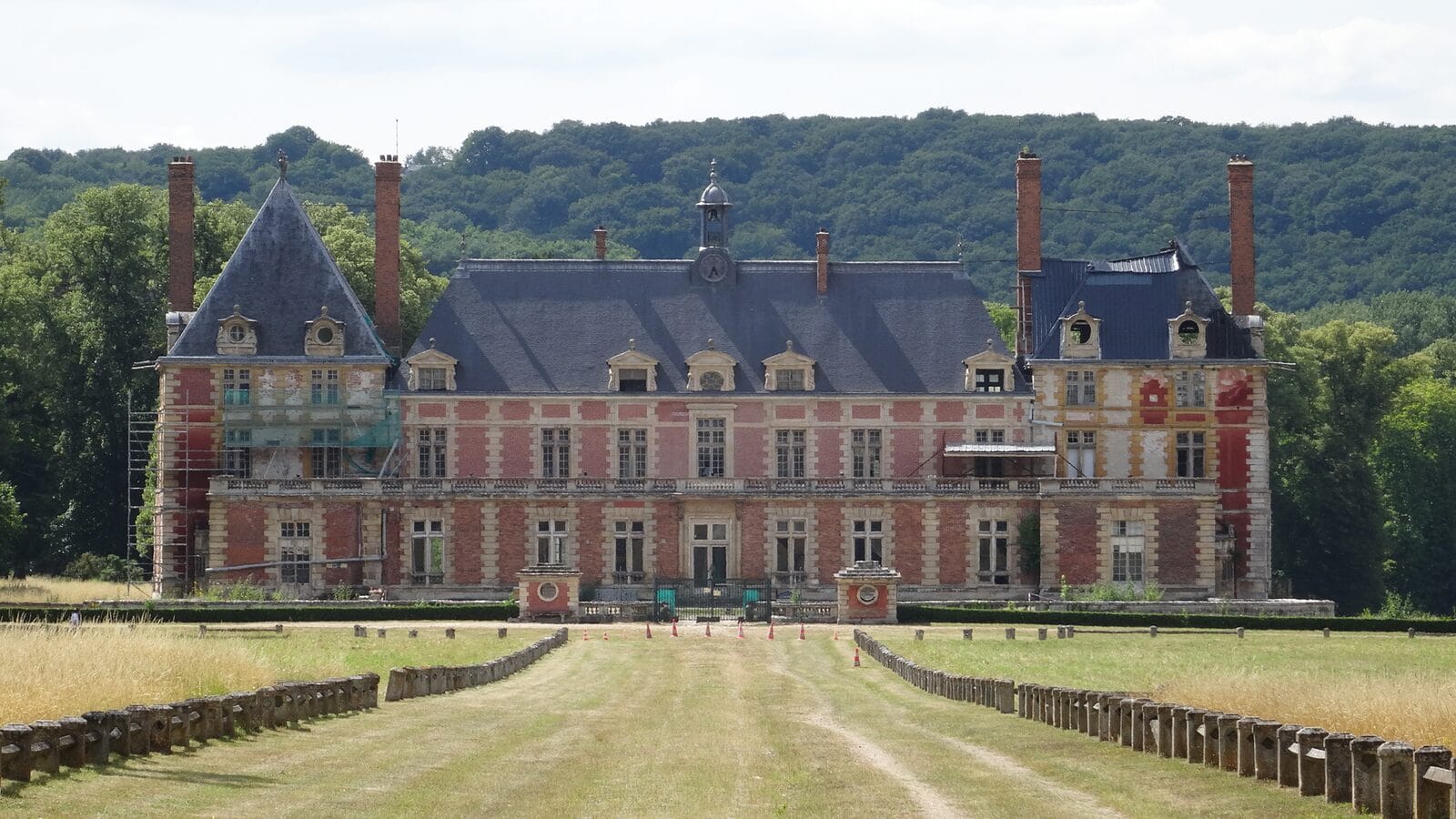 Le Château de Sully à Rosny-sur-Seine, façade classique entourée de verdure, Yvelines