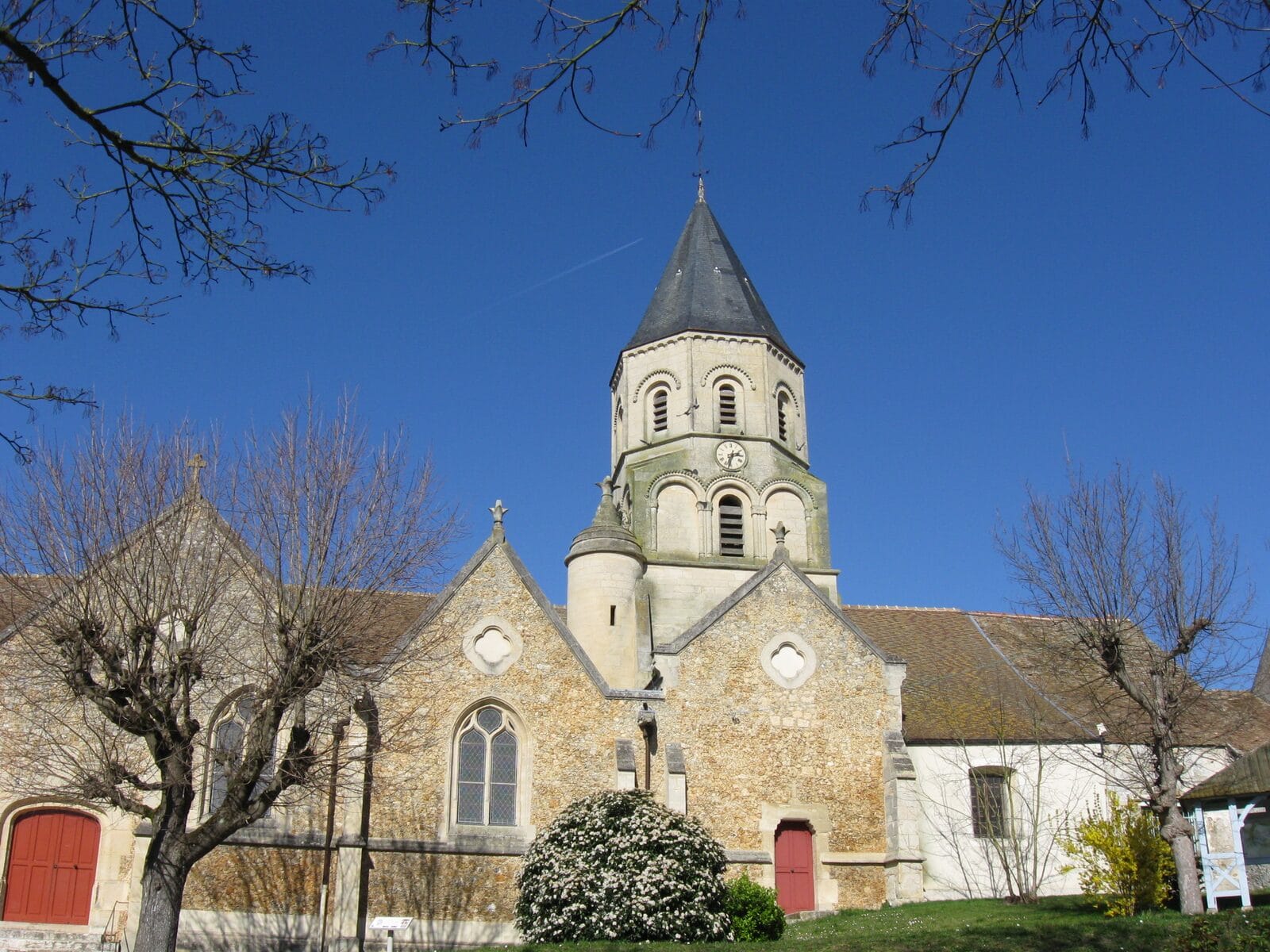 Église Saint-Martin (XIIe siècle, pierre de taille) au-dessus de la Seine, Saint-Martin-la-Garenne, Yvelines